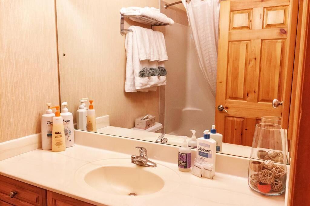 Mountainview -Privatechalet Sleep7- 5Min To Dt Vacation Home Канмор Экстерьер фото